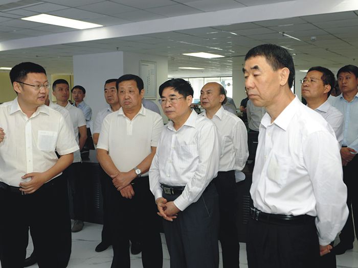 村落工作辅导幼组副组长袁纯清（右二）一行莅临万庄园农资买卖平台调查调研